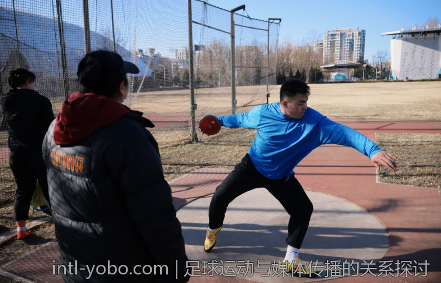 足球运动与媒体传播的关系探讨